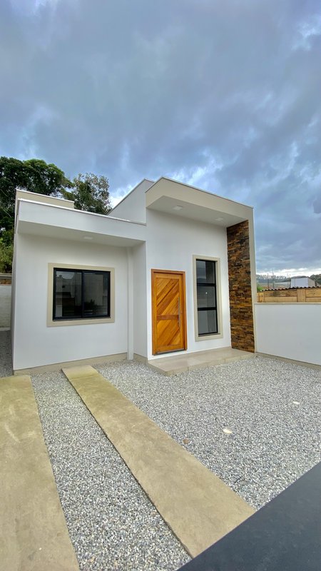 CASA COM 1 SUÍTE MAIS 2 DORMITÓRIOS NA PRIMEIRO DE MAIO - Brusque - 