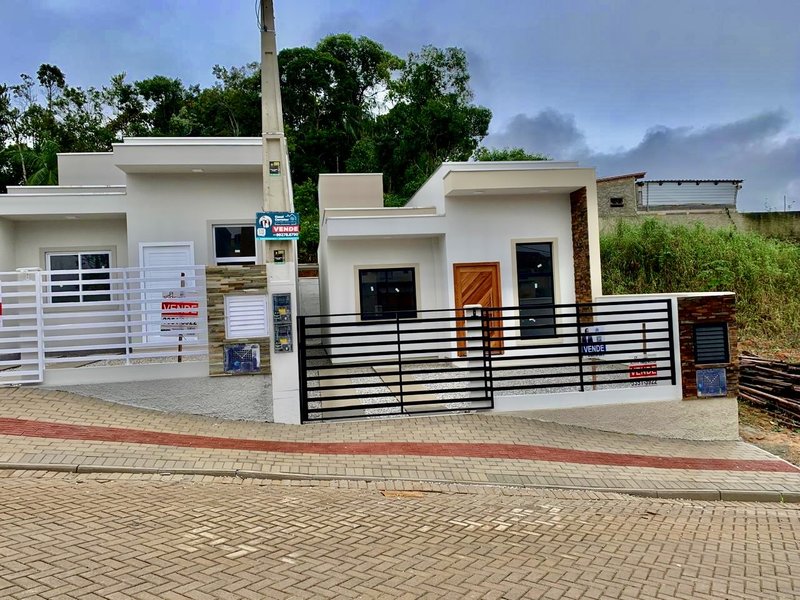 CASA COM 1 SUÍTE MAIS 2 DORMITÓRIOS NA PRIMEIRO DE MAIO - Brusque - 