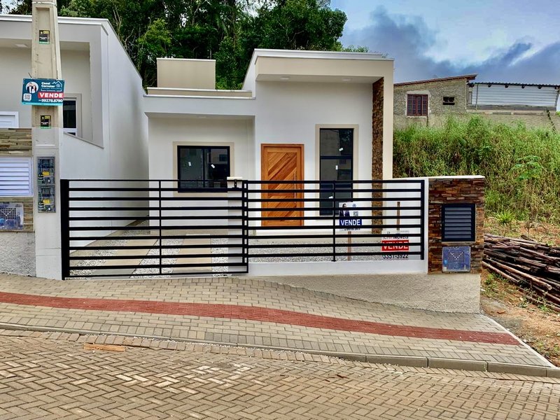 CASA COM 1 SUÍTE MAIS 2 DORMITÓRIOS NA PRIMEIRO DE MAIO - Brusque - 