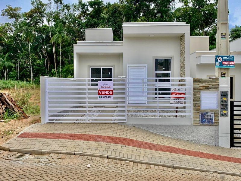 CASA COM 1 SUÍTE MAIS 2 DORMITÓRIOS NA PRIMEIRO DE MAIO - Brusque - 
