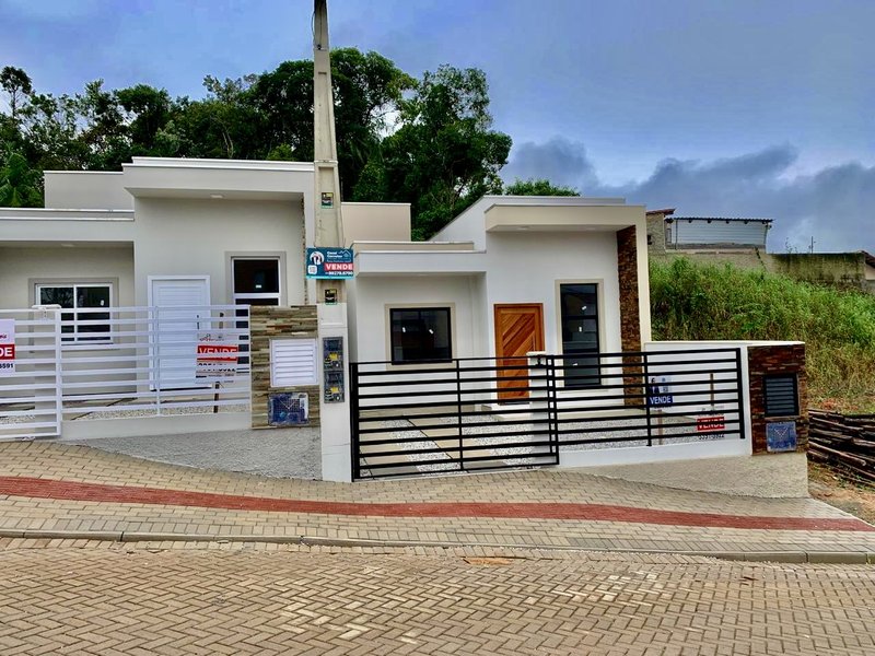 CASA COM 1 SUÍTE MAIS 2 DORMITÓRIOS NA PRIMEIRO DE MAIO - Brusque - 