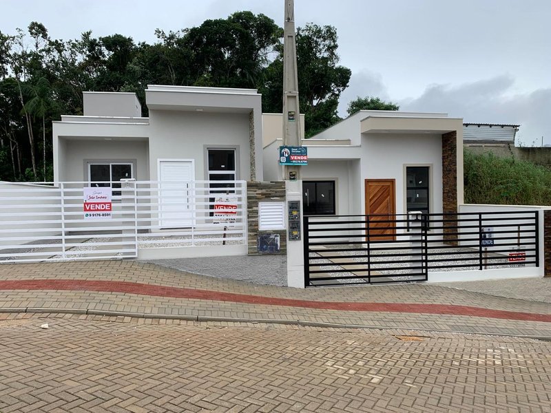 CASA COM 1 SUÍTE MAIS 2 DORMITÓRIOS NA PRIMEIRO DE MAIO - Brusque - 