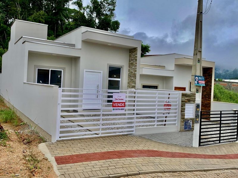 CASA COM 1 SUÍTE MAIS 2 DORMITÓRIOS NA PRIMEIRO DE MAIO - Brusque - 
