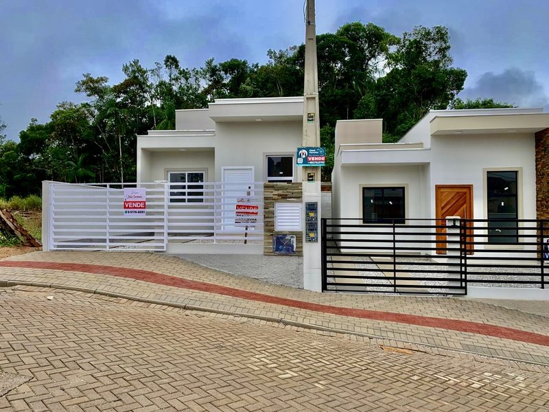 CASA COM 1 SUÍTE MAIS 2 DORMITÓRIOS NA PRIMEIRO DE MAIO - Brusque - 