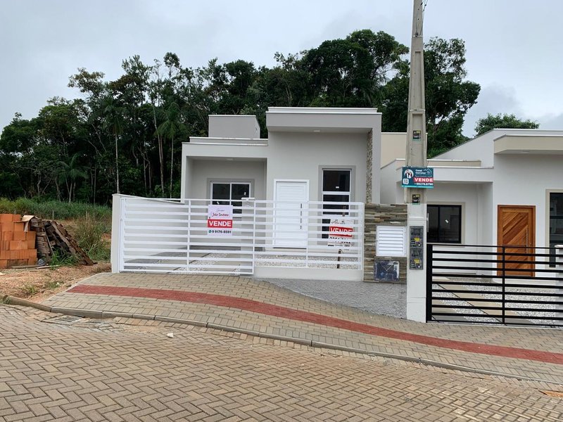 CASA COM 1 SUÍTE MAIS 2 DORMITÓRIOS NA PRIMEIRO DE MAIO - Brusque - 