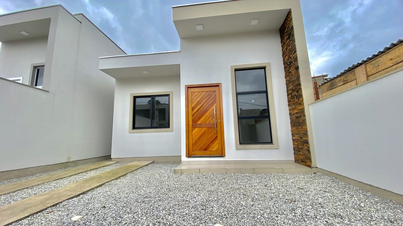 CASA COM 1 SUÍTE MAIS 2 DORMITÓRIOS NA PRIMEIRO DE MAIO - Brusque - 