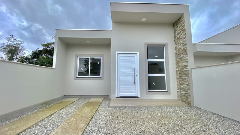 CASA COM 1 SUÍTE MAIS 2 DORMITÓRIOS NA PRIMEIRO DE MAIO - Brusque - 