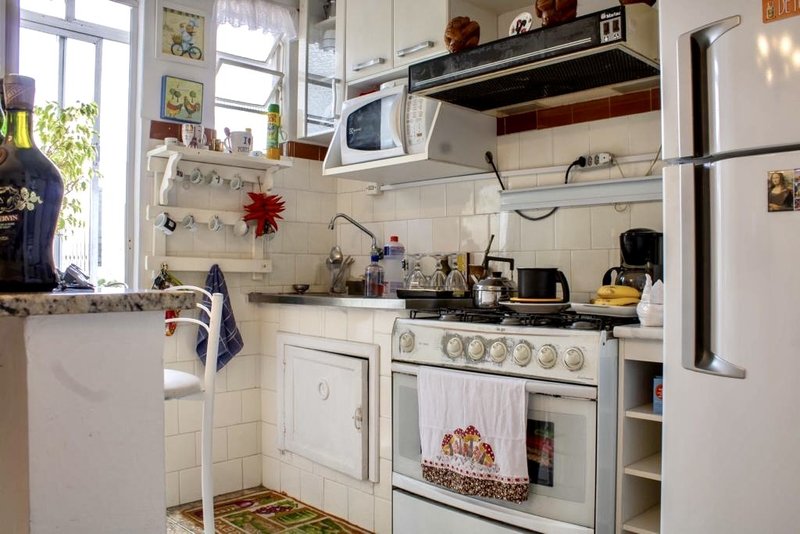 R$ 320.000 - OPORTUNIDADE - APARTAMENTO DE FRENTE - 65M2 - 2 DORM - SACADA Rua Tiradentes Porto Alegre - 
