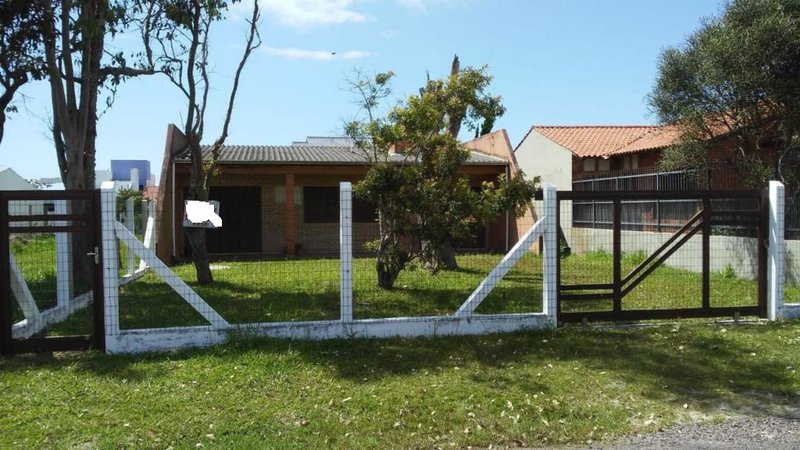Casa com 3 quartos, garagem fechada e edícula. Documentos em ordem, pode Financiar com BCO Rua Irai Capão da Canoa - 