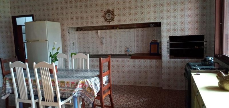 Casa com 3 quartos, garagem fechada e edícula. Documentos em ordem, pode Financiar com BCO Rua Irai Capão da Canoa - 