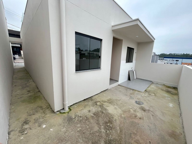 CASA COM 1 SUÍTE MAIS 2 DORMITÓRIOS NA VOLTA GRANDE - Brusque - 