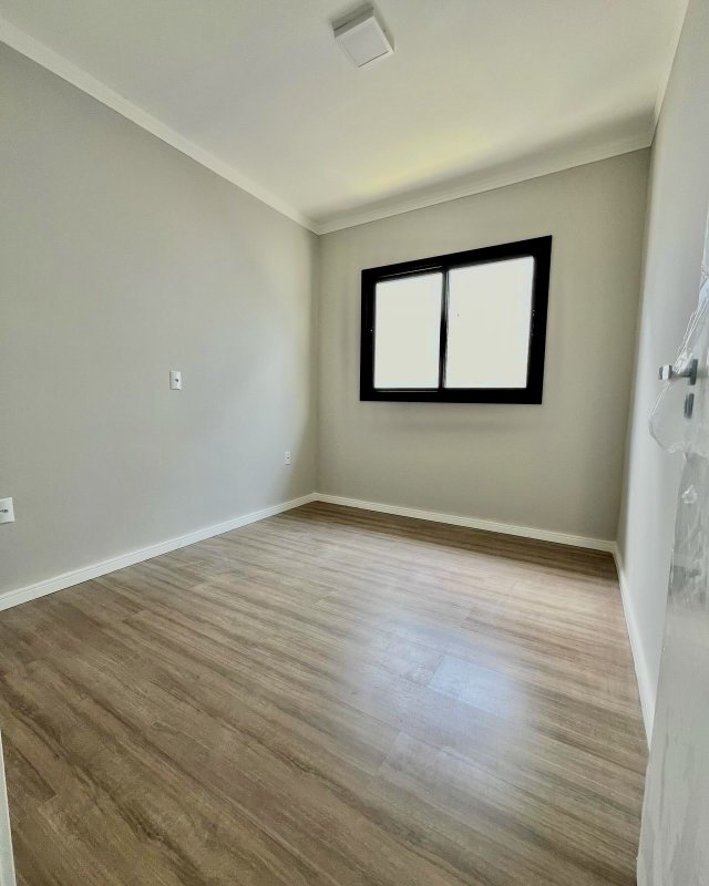 CASA COM 1 SUÍTE MAIS 2 DORMITÓRIOS NO CENTRO DA GUABIRUBA - Guabiruba - 