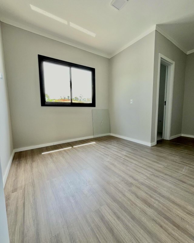 CASA COM 1 SUÍTE MAIS 2 DORMITÓRIOS NO CENTRO DA GUABIRUBA - Guabiruba - 