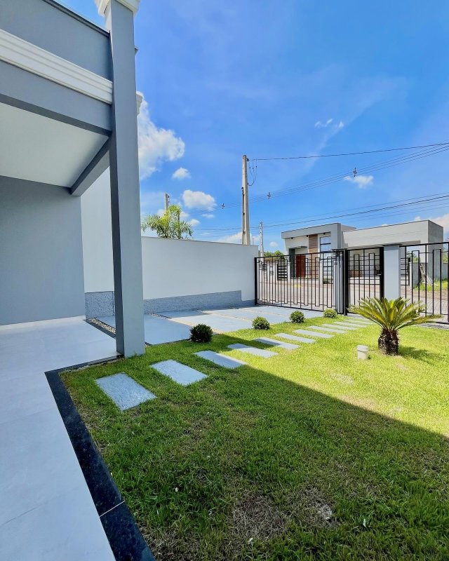 CASA COM 1 SUÍTE MAIS 2 DORMITÓRIOS NO CENTRO DA GUABIRUBA - Guabiruba - 