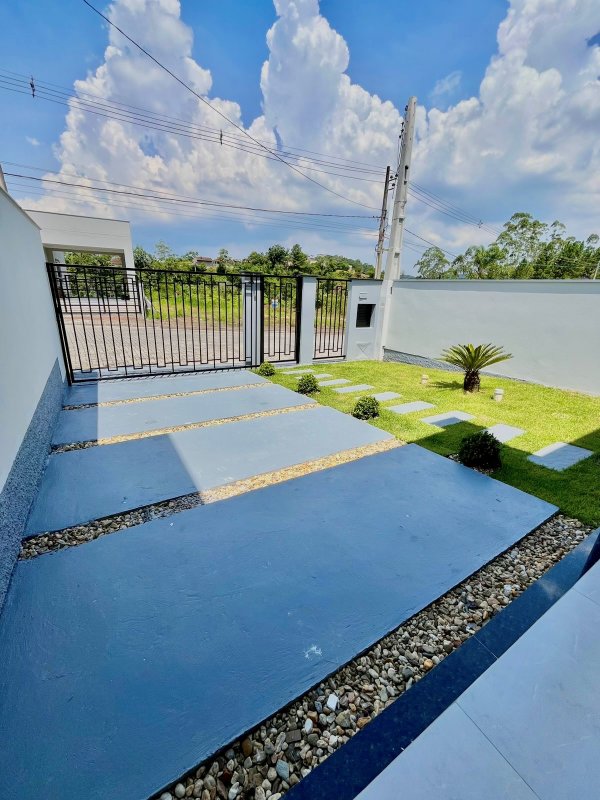 CASA COM 1 SUÍTE MAIS 2 DORMITÓRIOS NO CENTRO DA GUABIRUBA - Guabiruba - 