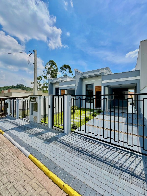 CASA COM 1 SUÍTE MAIS 2 DORMITÓRIOS NO CENTRO DA GUABIRUBA - Guabiruba - 