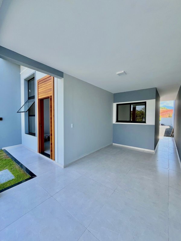 CASA COM 1 SUÍTE MAIS 2 DORMITÓRIOS NO CENTRO DA GUABIRUBA - Guabiruba - 