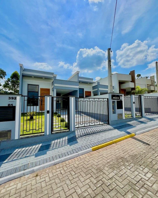 CASA COM 1 SUÍTE MAIS 2 DORMITÓRIOS NO CENTRO DA GUABIRUBA - Guabiruba - 