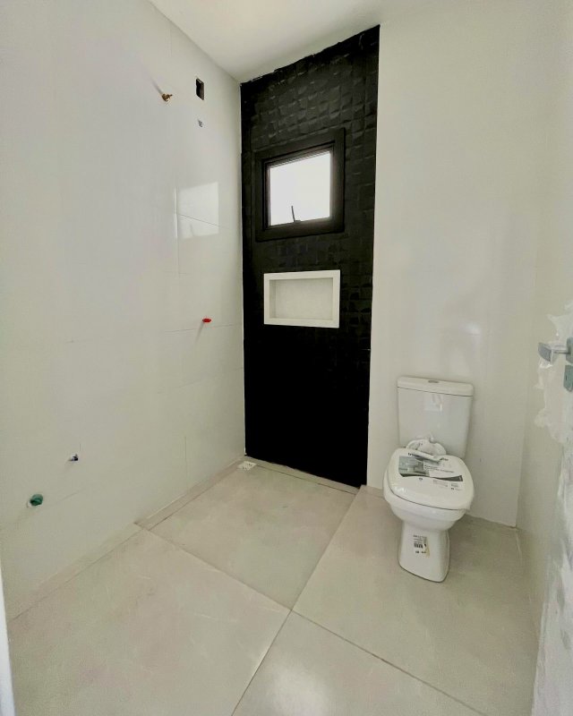 CASA COM 1 SUÍTE MAIS 2 DORMITÓRIOS NO CENTRO DA GUABIRUBA - Guabiruba - 