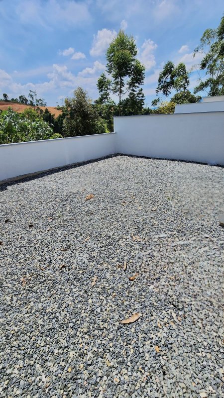 CASA COM 1 SUÍTE MAIS 2 DORMITÓRIOS NO CENTRO DA GUABIRUBA - Guabiruba - 