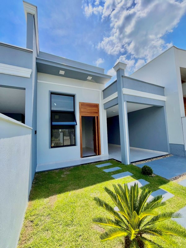 CASA COM 1 SUÍTE MAIS 2 DORMITÓRIOS NO CENTRO DA GUABIRUBA - Guabiruba - 