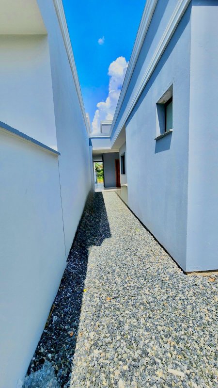 CASA COM 1 SUÍTE MAIS 2 DORMITÓRIOS NO CENTRO DA GUABIRUBA - Guabiruba - 