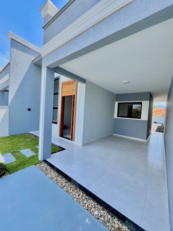 CASA COM 1 SUÍTE MAIS 2 DORMITÓRIOS NO CENTRO DA GUABIRUBA - Guabiruba - 