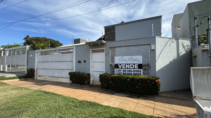 Linda casa com três suítes Rua Mário Carrato Campo Grande - 
