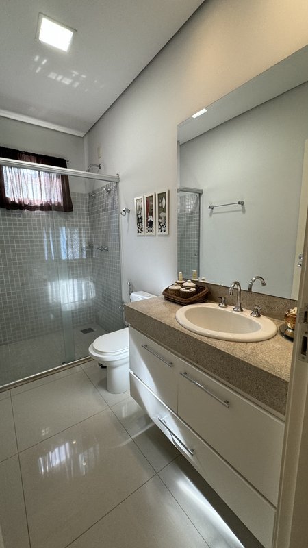 Linda casa com três suítes Rua Mário Carrato Campo Grande - 
