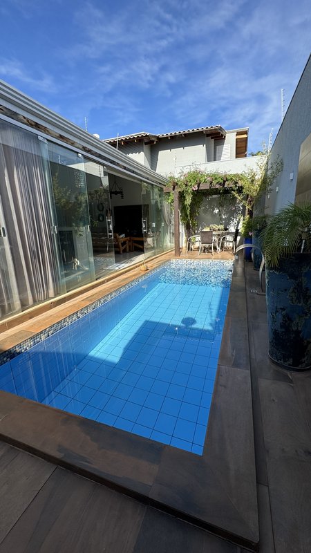Linda casa com três suítes Rua Mário Carrato Campo Grande - 