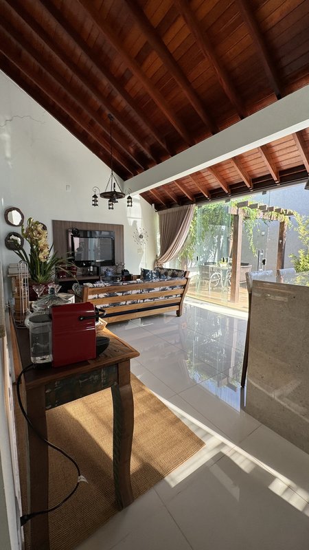 Linda casa com três suítes Rua Mário Carrato Campo Grande - 