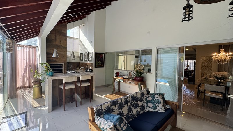 Linda casa com três suítes Rua Mário Carrato Campo Grande - 