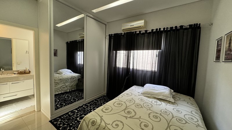 Linda casa com três suítes Rua Mário Carrato Campo Grande - 