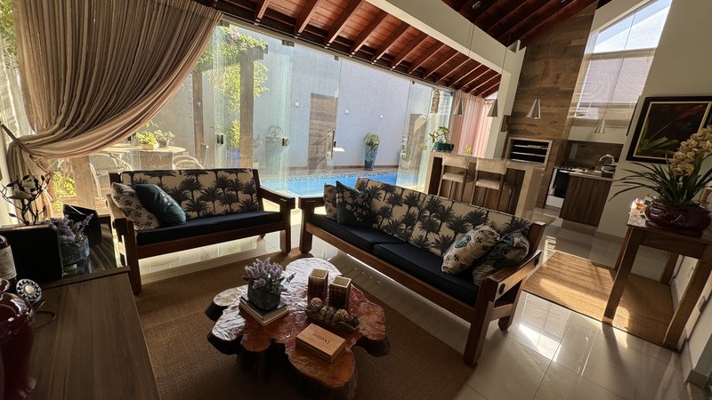 Linda casa com três suítes Rua Mário Carrato Campo Grande - 
