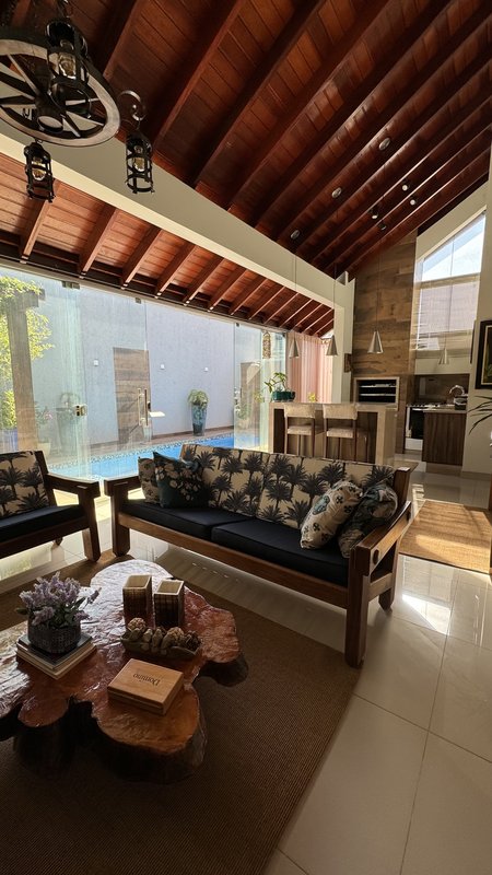 Linda casa com três suítes Rua Mário Carrato Campo Grande - 