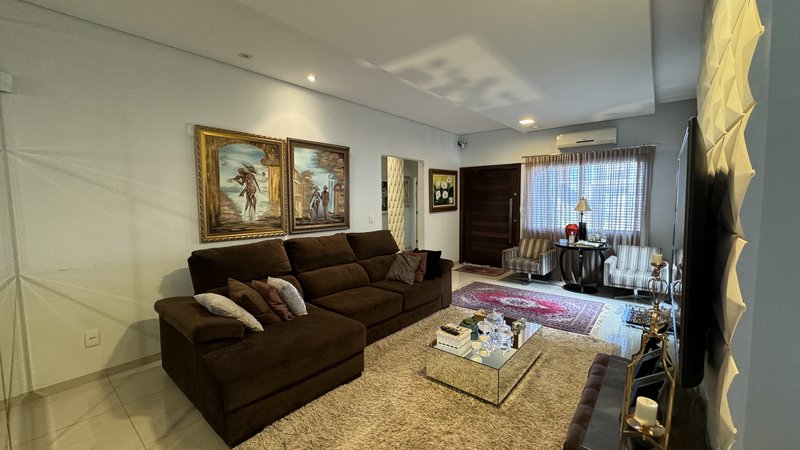 Linda casa com três suítes Rua Mário Carrato Campo Grande - 
