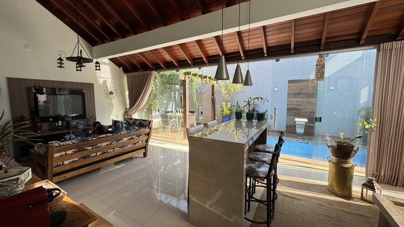 Linda casa com três suítes Rua Mário Carrato Campo Grande - 