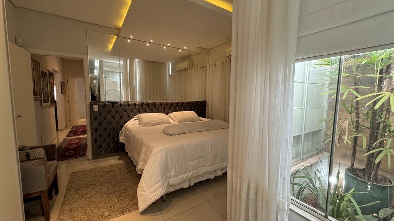 Linda casa com três suítes Rua Mário Carrato Campo Grande - 