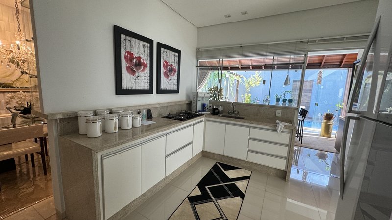 Linda casa com três suítes Rua Mário Carrato Campo Grande - 