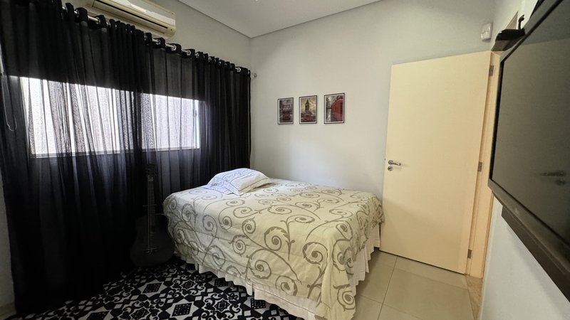 Linda casa com três suítes Rua Mário Carrato Campo Grande - 