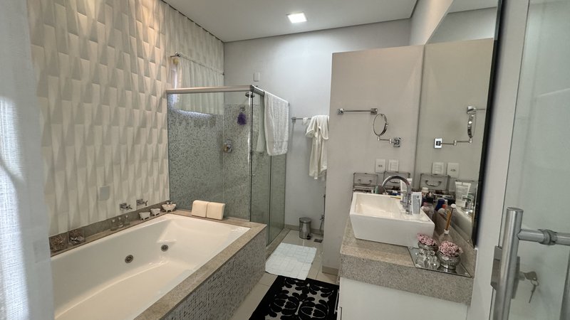 Linda casa com três suítes Rua Mário Carrato Campo Grande - 