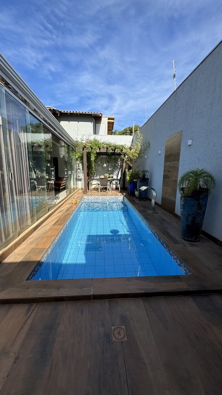 Linda casa com três suítes Rua Mário Carrato Campo Grande - 