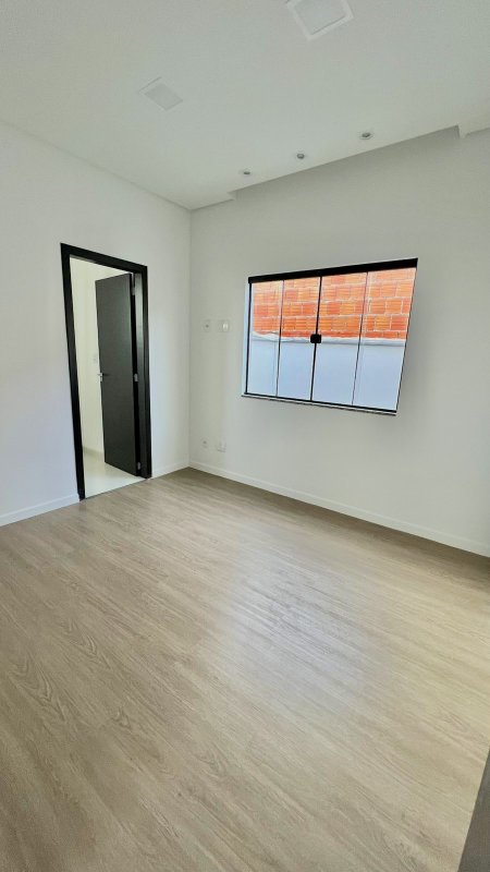 CASA COM 1 SUÍTE MAIS 2 DORMITÓRIOS NA GUABIRUBA SUL - Guabiruba - 