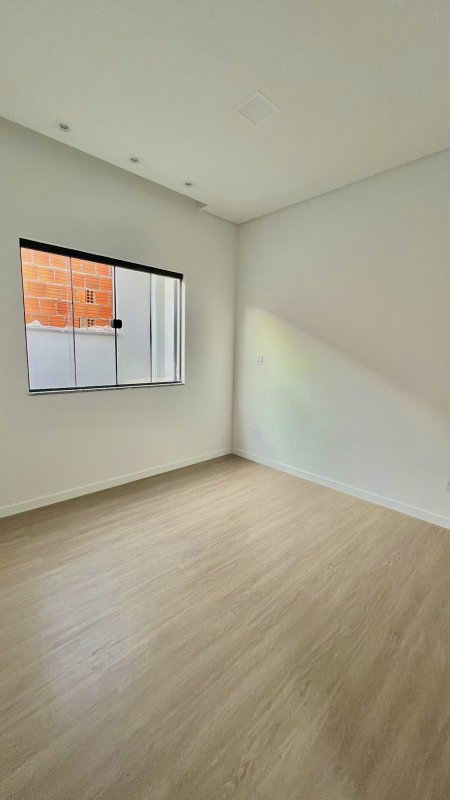 CASA COM 1 SUÍTE MAIS 2 DORMITÓRIOS NA GUABIRUBA SUL - Guabiruba - 