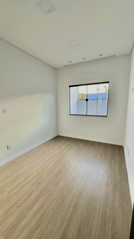 CASA COM 1 SUÍTE MAIS 2 DORMITÓRIOS NA GUABIRUBA SUL - Guabiruba - 