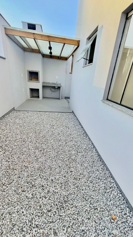 CASA COM 1 SUÍTE MAIS 2 DORMITÓRIOS NA GUABIRUBA SUL - Guabiruba - 