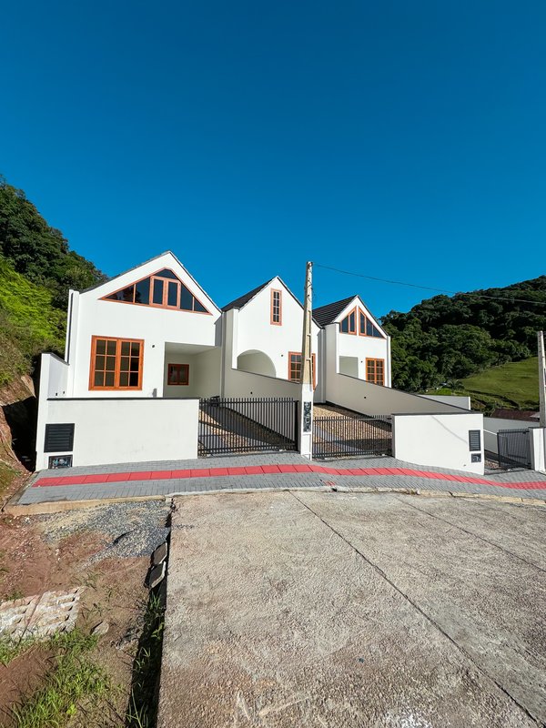 CASA COM 1 SUÍTE MAIS 2 DORMITÓRIOS NA NOVA BRASÍLIA - Brusque - 