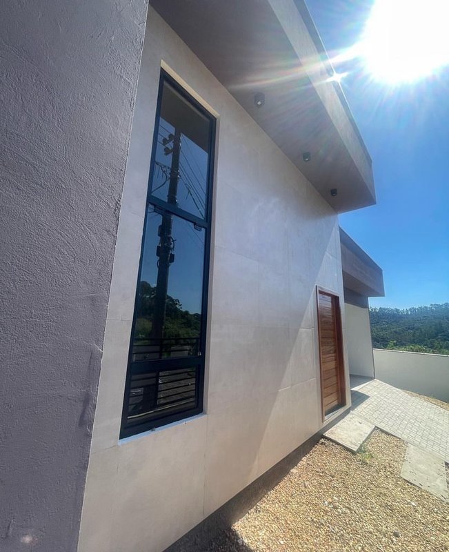 CASA COM 1 SUÍTE MAIS 2 DORMITÓRIOS NA PRIMEIRO DE MAIO - Brusque - 