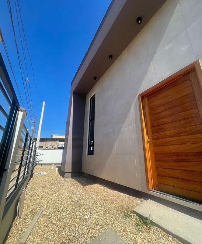 CASA COM 1 SUÍTE MAIS 2 DORMITÓRIOS NA PRIMEIRO DE MAIO - Brusque - 