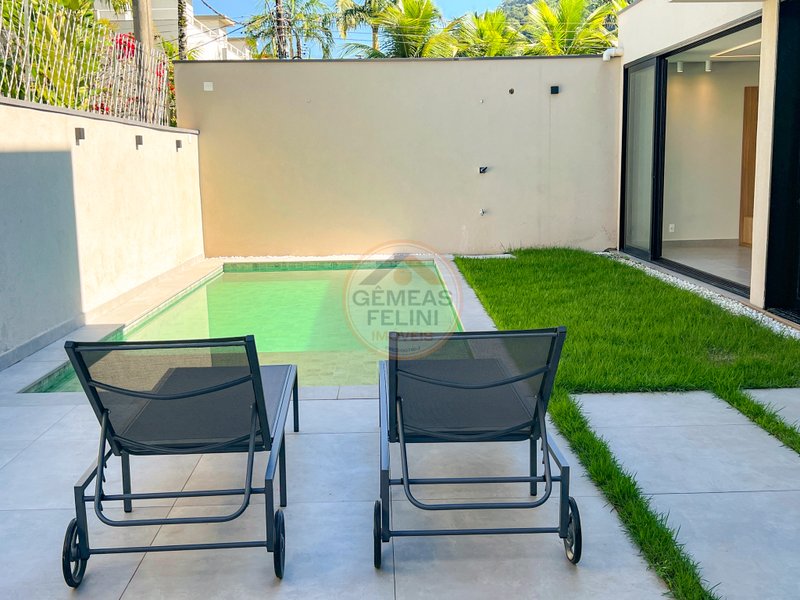 Casa em Condomínio com Piscina na Praia de Juquehy - À VENDA - São Sebastião - 